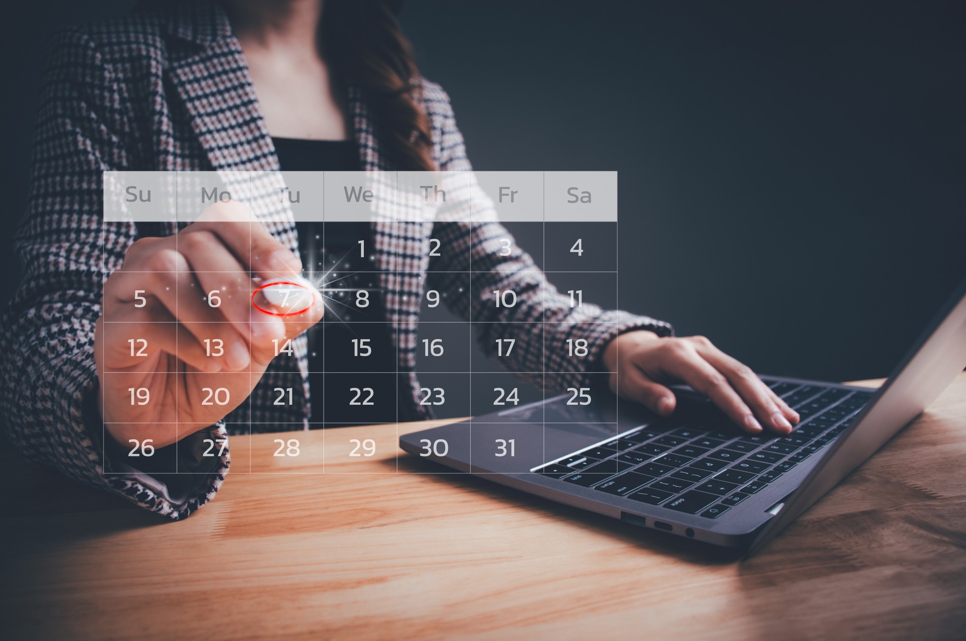 Businesswoman using pen to writing circle mark on virtual calendar agenda of booking. Highlight appointment reminders and meeting agenda on the calendar. Time management concept for effective work.